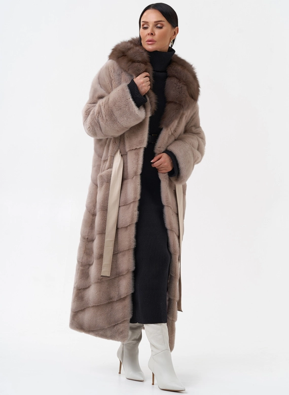 Длинная шуба из норки с капюшоном из меха куницы