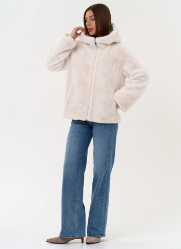 Женская куртка из эко меха с капюшоном