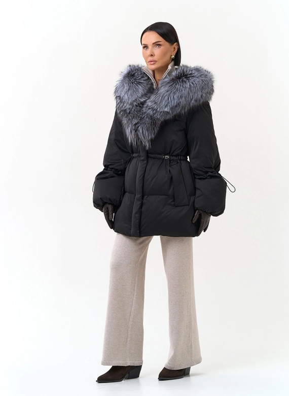 Женский пуховик с мехом чернобурки на капюшоне фото
