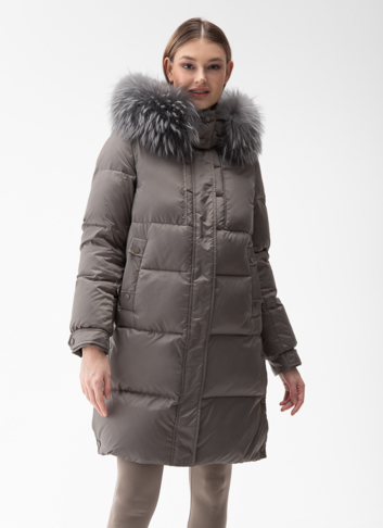 Женский пуховик с капюшоном из меха енота