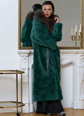 Норковая шуба с капюшоном из меха куницы Норковая шуба с капюшоном из меха куницы