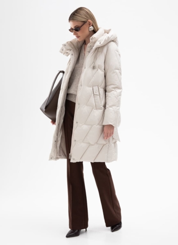 Женский светлый пуховик с поясом