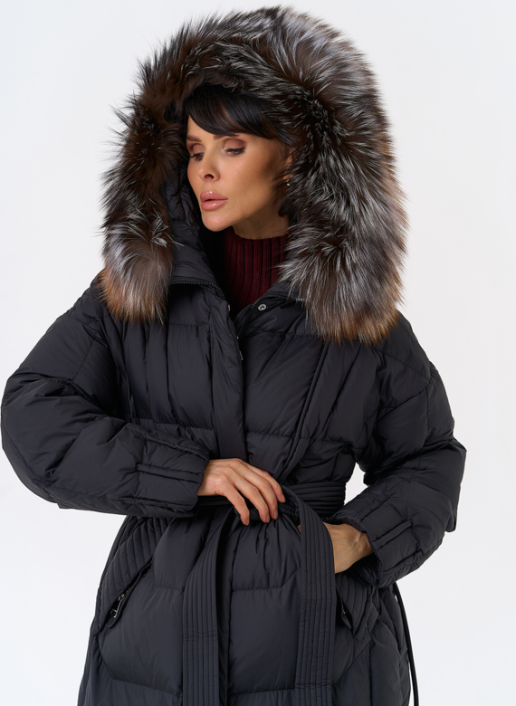 Женский пуховик с отделкой из меха блюфрост