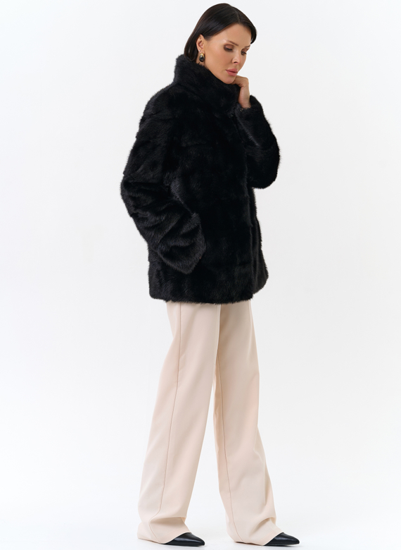Укороченная норковая шуба с воротником стойкой черного цвета 