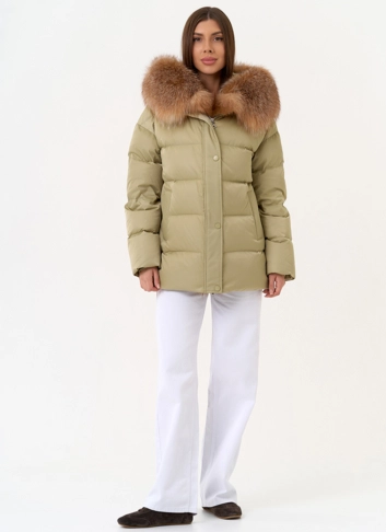 Женский пуховик с отделкой из меха рыжей лисы