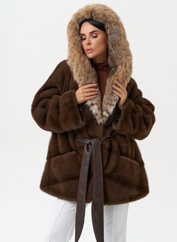 Женская шуба из меха норки с капюшоном из меха рыси